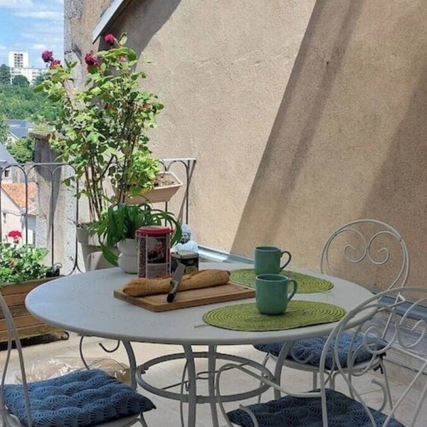 Central studio with large private terrace, calm and light