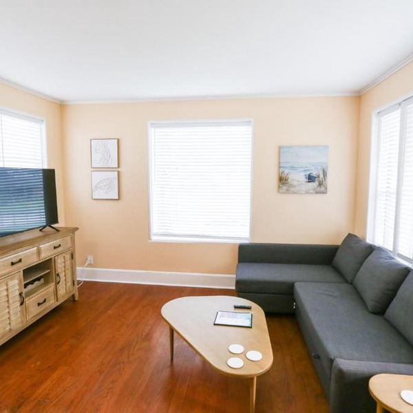 Centrally Located Efficiency One Mile to the Beach!