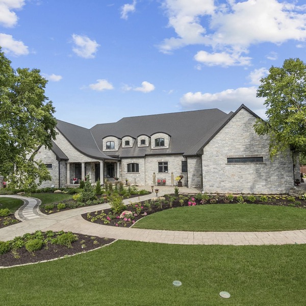 Centrally located Fox Valley estate in sought-after Neenah