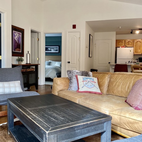 Centrally located Mountain Retreat w/Hot tub