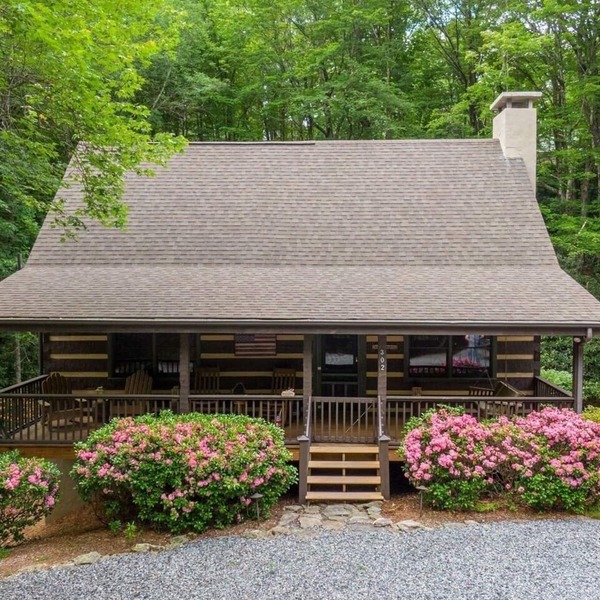 Centrally Located 3 Bedroom Cabin with AC and Hot Tub!