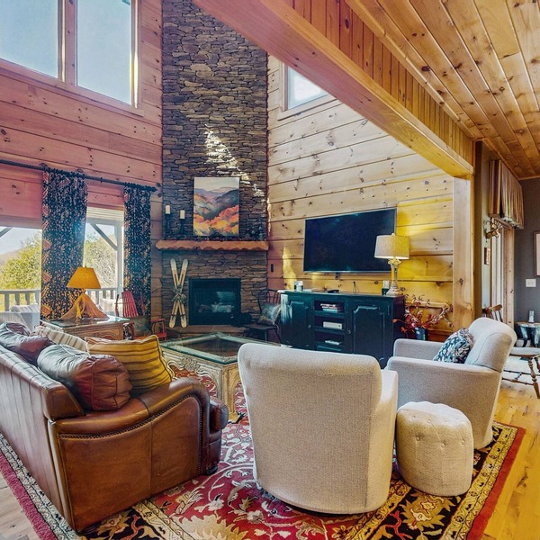 Centrally located upscale cabin with mountain views, pool table & dog-friendly!