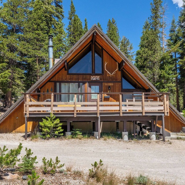Chalet #2, Charming Ski In/Ski Out Steps to the M