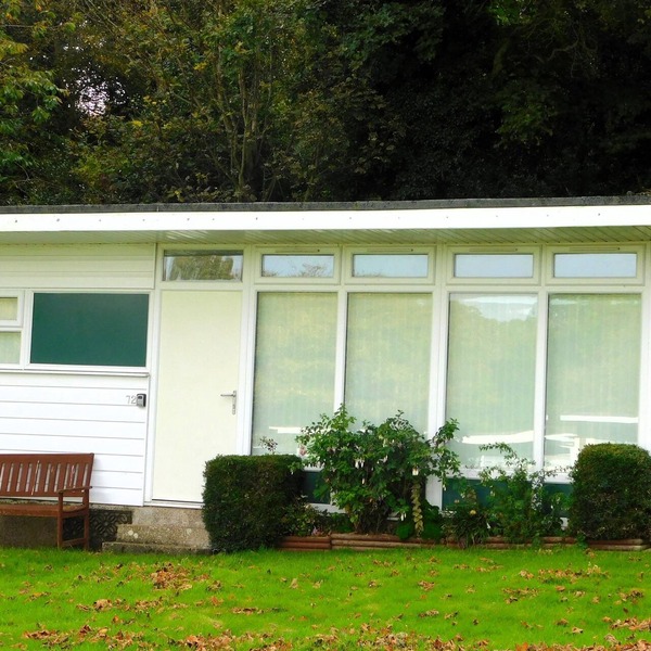 Chalet 72 is an elevated, single storey chalet on Kings Chalet Park, Cromer, in easy reach of Cromer