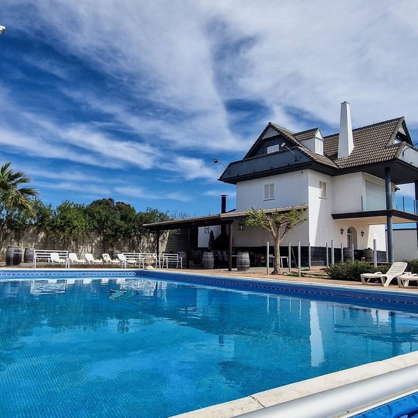 Chalet Independiente con Piscina en Montoro