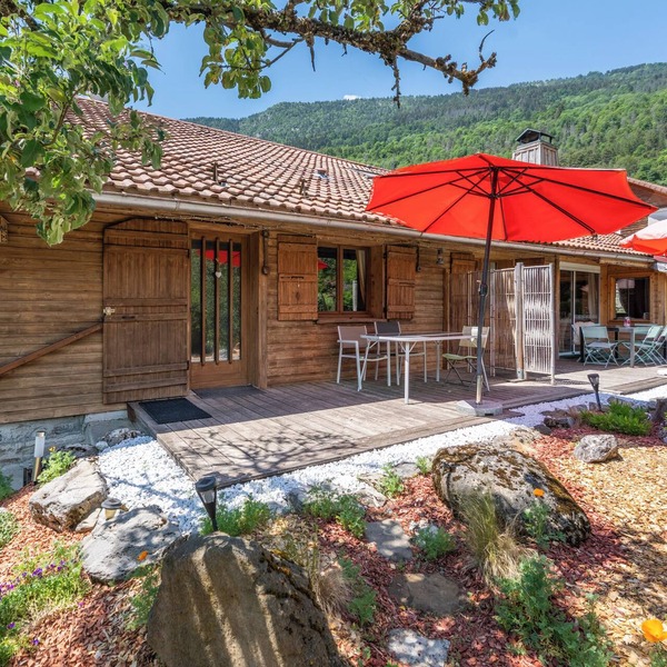 Chalet Iris with jacuzzi in chalet in the heart of the Thônes Valley