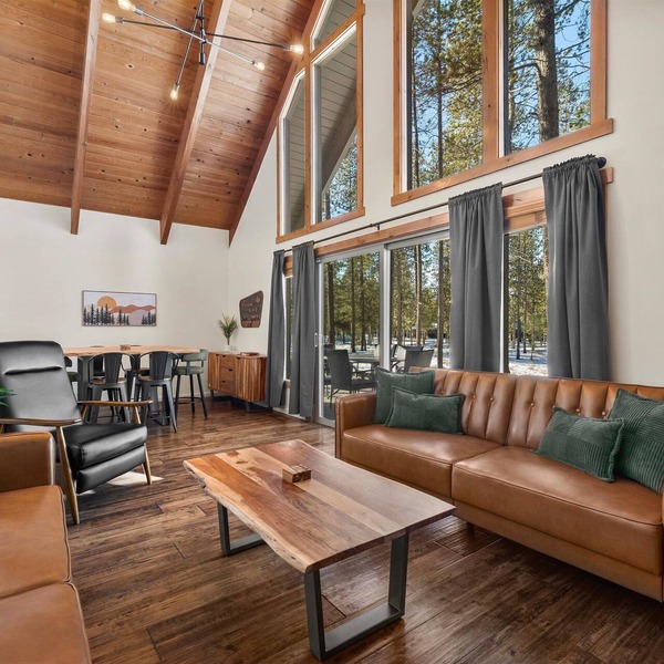 Chalet Squatch - Cozy-Luxe Cabin Near Village & SHARC!