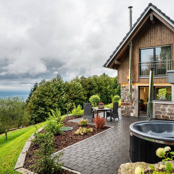 Chalet 'Waldlux Luxus-Brennhus' with Mountain Views, Private Terrace and Wi-Fi