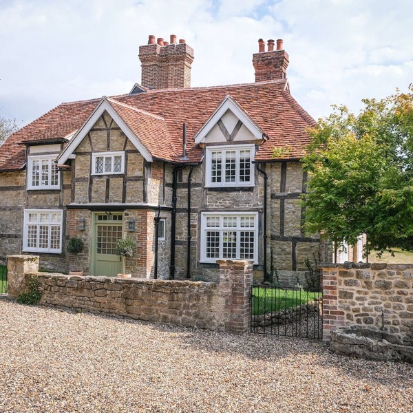 Challens Yarde is a large double fronted cottage, providing spacious, bright, and airy accommodation