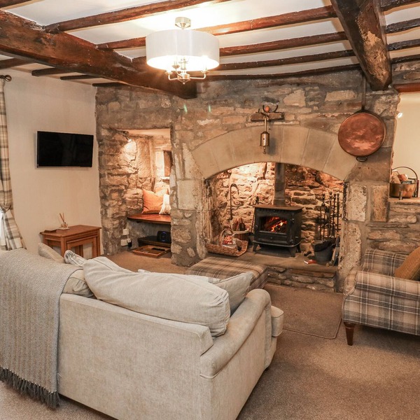 CHAMBER END FOLD, with open fire in Grassington