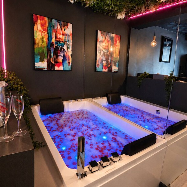 Champs‑Elysées Loveroom & Spa