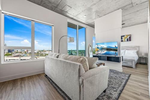 Channelside High Rise Perfect for Remote Work