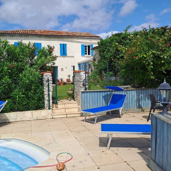 Charentais country house with private pool in the heart of the vineyards
