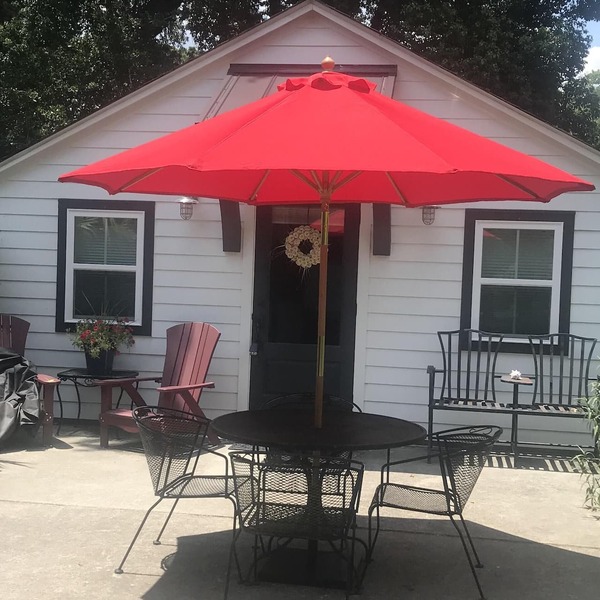 Charleston Studio Cottage minutes from Historic Downtown with offstreet parking