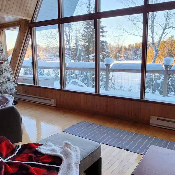 Charming lakeside A-frame. A pet-friendly retreat for nature lovers!