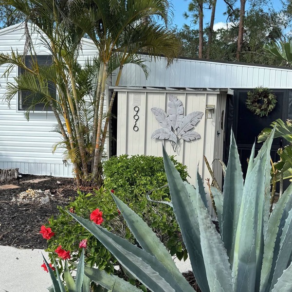 Charming 1 Bed 1 Bath Cottage in wonderful Sun Outdoors Sarasota that sleeps 6.