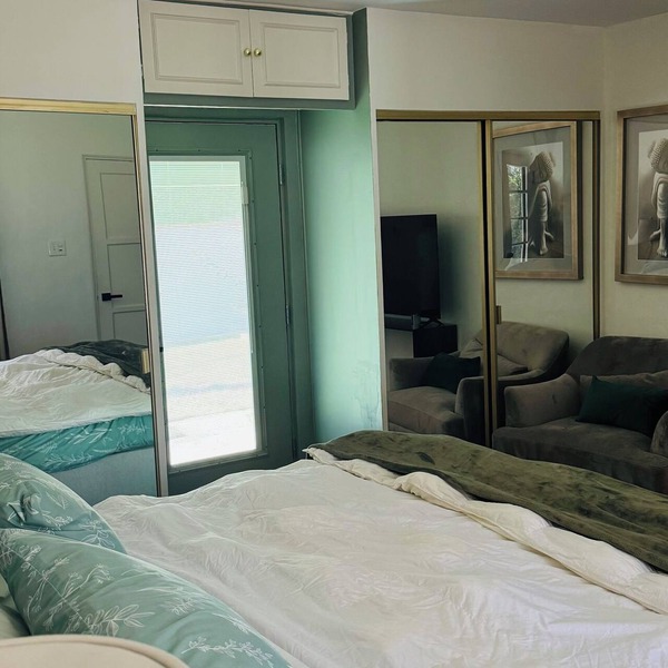 Charming 1-bedroom house with AC, WiFi in amazing Beverly Hills