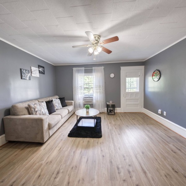 Charming 1-bedroom apartment in welcoming Carbondale with AC
