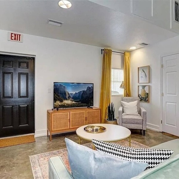 Charming 1 bedroom carriage house Downtown Dunedin- can walk to everything!