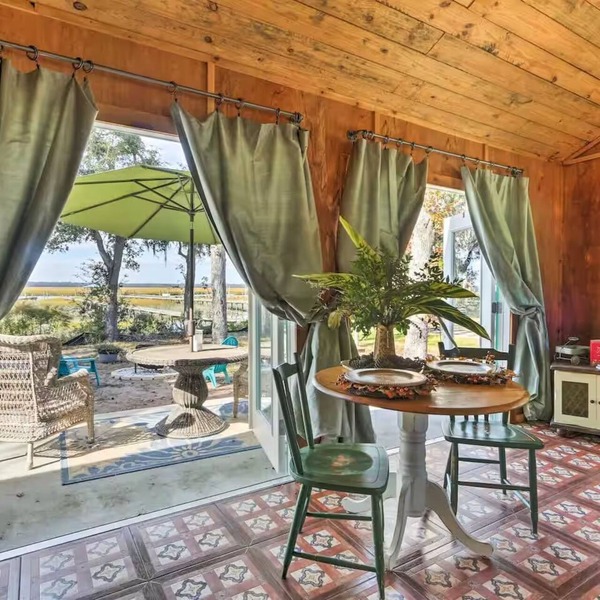 Charming 1-bedroom chalet, Outdoor Shower TOO! Near Savannah
