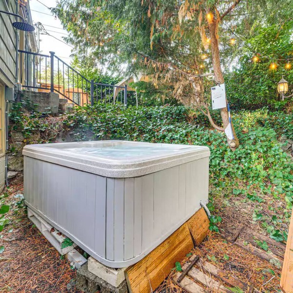 Charming 1-bedroom unit in tranquil Burien with WiFi, AC, private yard