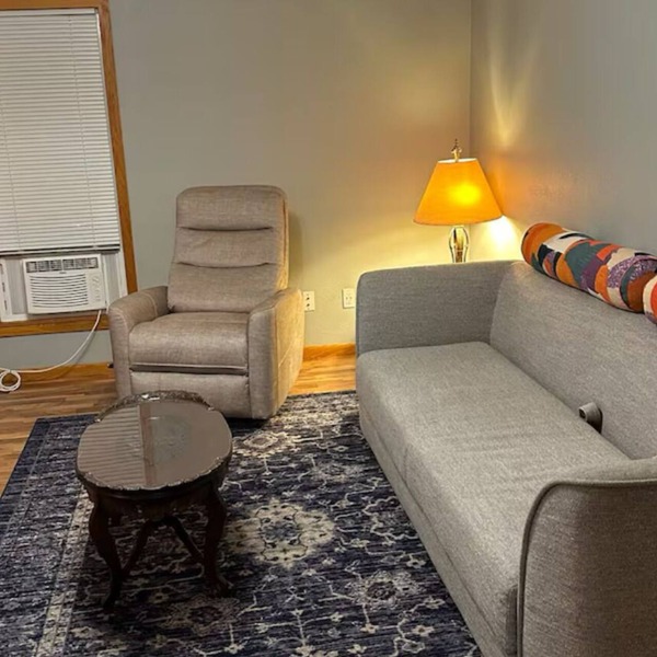 Charming 1-bedroom upstairs apartment in Austin with AC