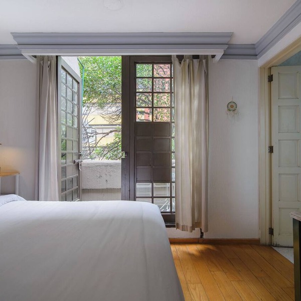 Charming 1-BR + Balcony, WiFi & TV; in wonderful Condesa, Mexico City