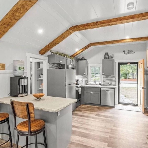Charming 1bd, 1ba Cape Cod Cottage on the Rail Trail with an outdoor shower.