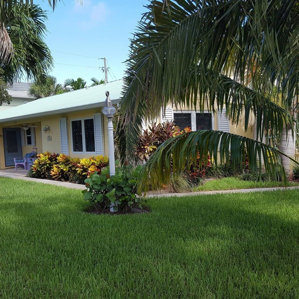Charming 2/1 Tropical Getaway - Walk to Beach