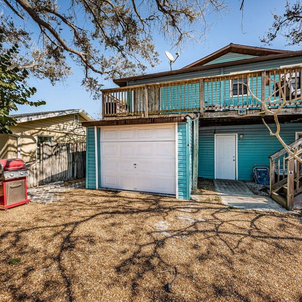 Charming 2 bedroom beach Apt walk to the beach