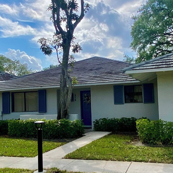 “Charming 2-bedroom villa surrounded by stunning golf courses in PGA National.