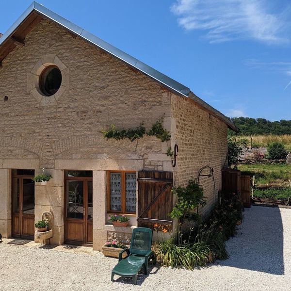 Charming 2-Bed Gîte with Pool on 3-Hectare Farm with Pets