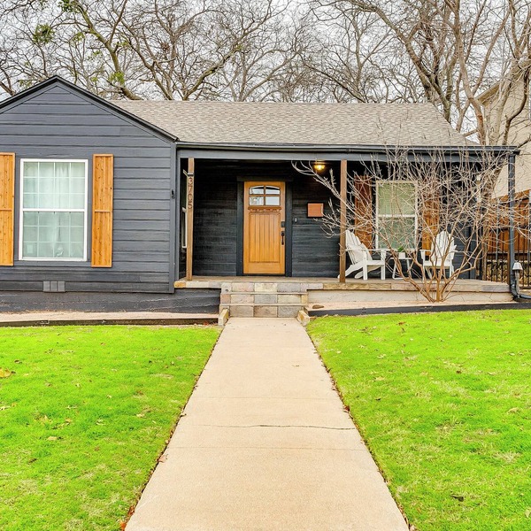 Charming 2-bed in Fort Worth w WiFi, AC, King Bed, walk to Dickies & Will Rogers
