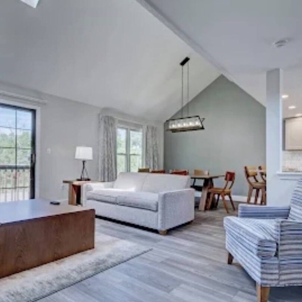 Charming 2-bedroom loft villa in East Stroudsburg with WiFi, fitness room