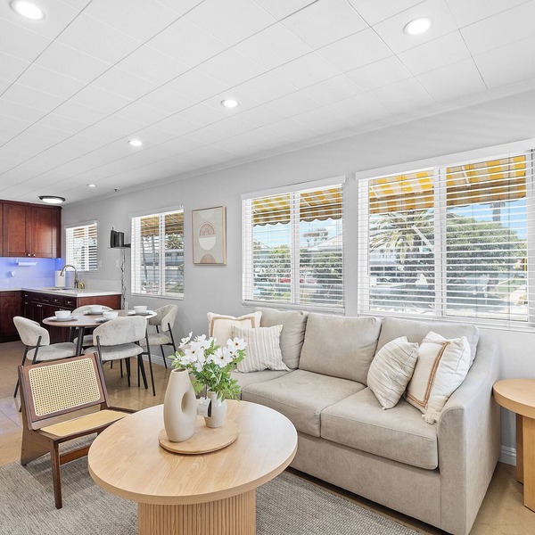 Charming 2-bedroom house few step to Sand, near Down town Huntington Beach
