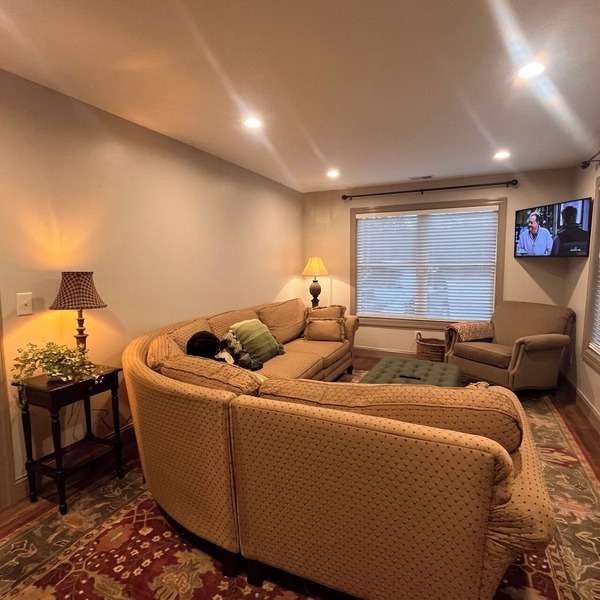 Charming 2-bedroom house in downtown West Jefferson! Amazing location!
