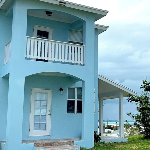Charming 2-bedroom house with Hill-top views on Pelican Shores.