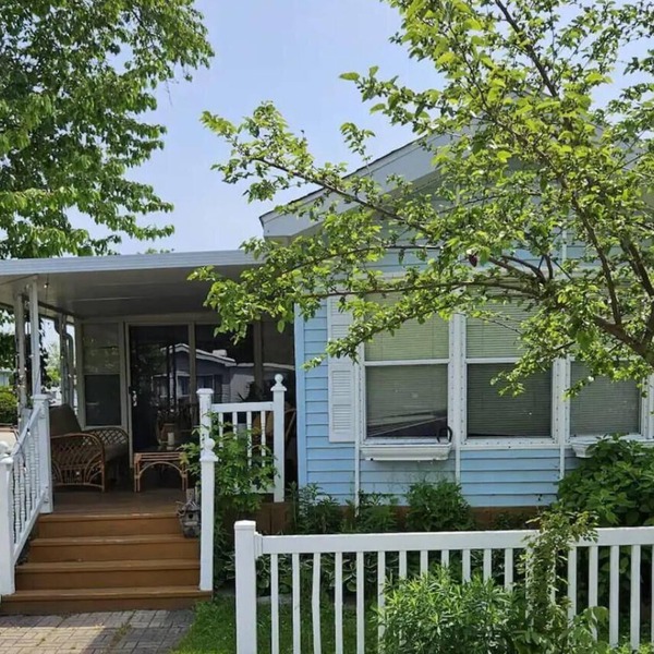 Charming 2-bedroom cabin with WiFi and AC in delightful Port Colborne
