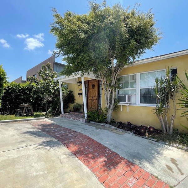 Charming 2-bedroom house, 1.7miles from Manhattan beach pier with WiFi, AC