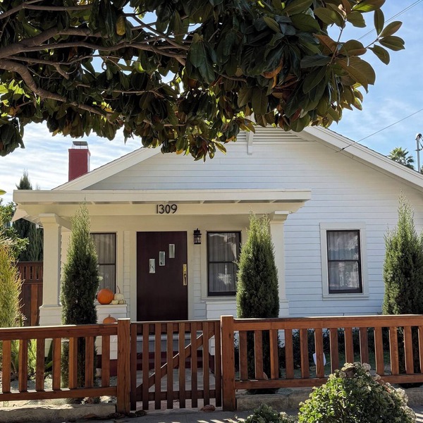 Charming 2-bedroom cottage with Hot Tub; walk and bike everywhere!