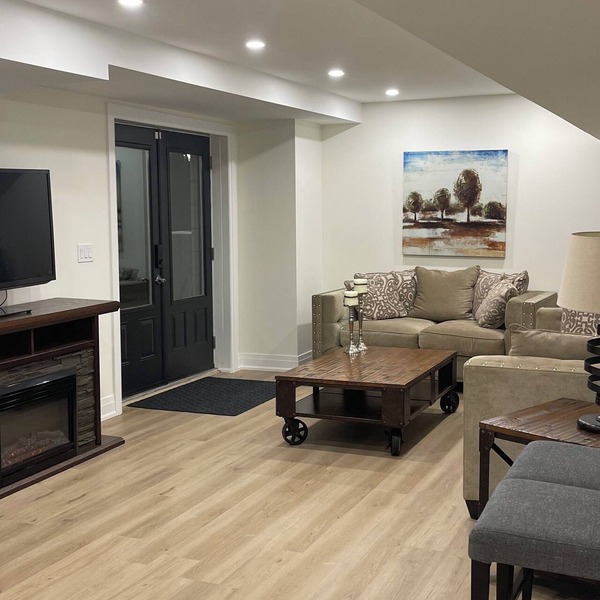 Charming 2-Bedroom Apartment with Kitchen, Office and Laundry