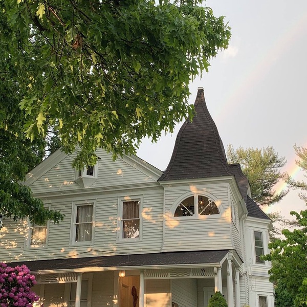 Charming 2-bedroom apartment on 2nd floor in Millbrook NY, right in the village