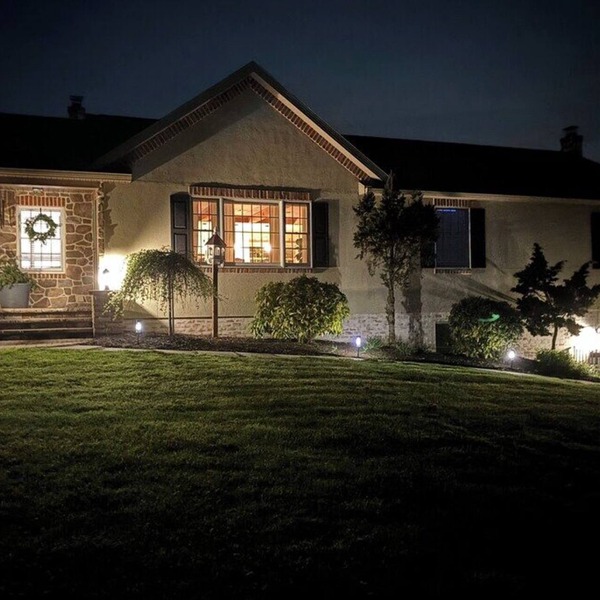 Charming 2-Bedroom B&B surrounding farmland with Chickens,mini goats, and cows
