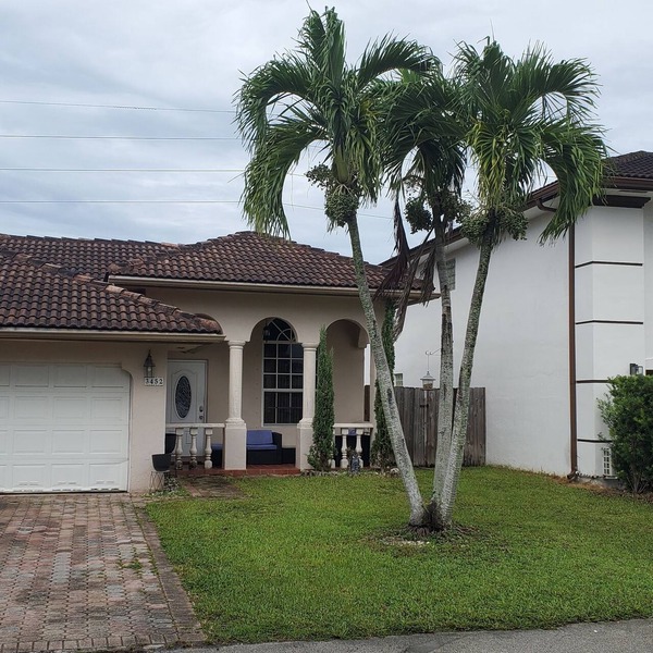 Charming 2-bedroom bed & breakfast in fabulous Miami with AC.