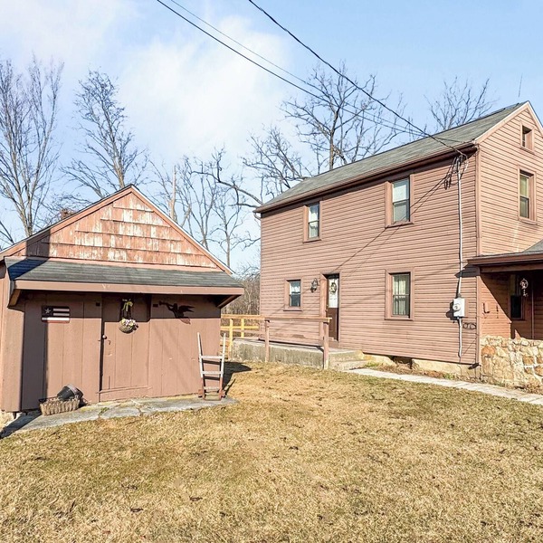 Charming 2-bedroom bungalow with AC, WiFi in nice Bethel
