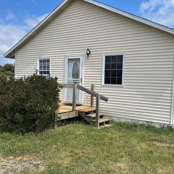 Charming 2-bedroom cottage with WiFi, AC in peaceful Middlebury
