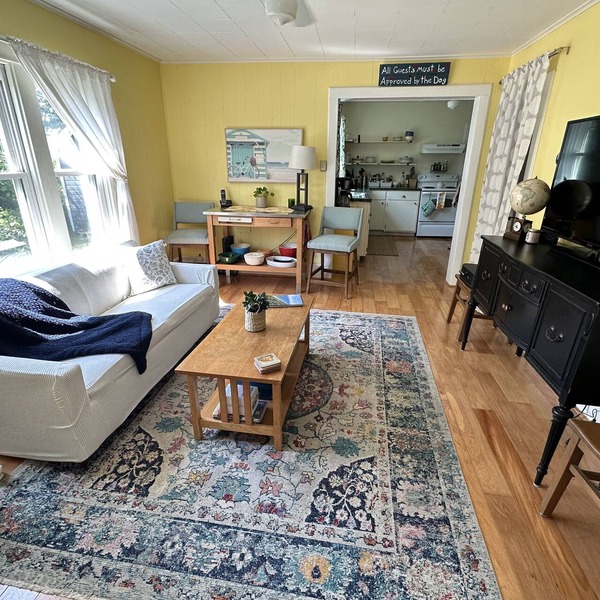 Charming 2-bedroom cottage steps to downtown Three Oaks, short drive to beaches
