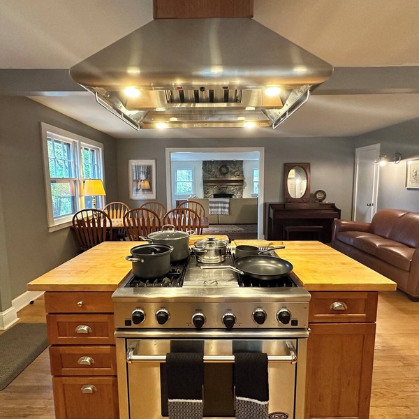 Charming 2-bedroom country cottage bordering on land trust in Washington, CT