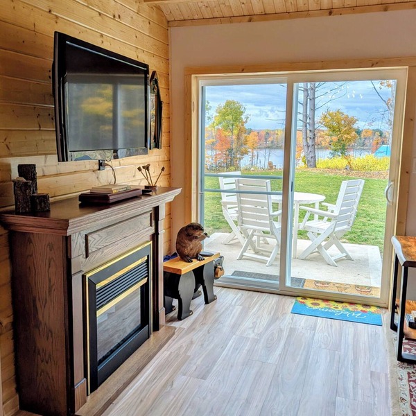 Charming 2-bedroom cabin with Water Views on Thayer Lake