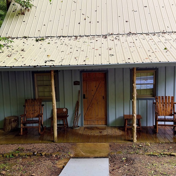 Charming 2-bedroom cabin in delightful Townsend with all the necessary amenities